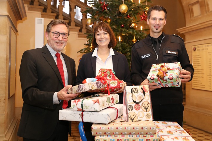 POL-OS: Geschenkaktion zu Weihnachten: Polizei Osnabrück macht 145 Kinderwünsche wahr