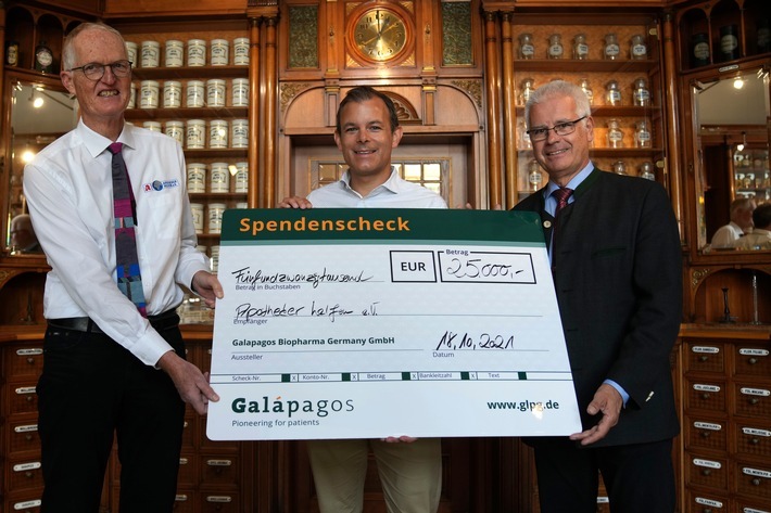 Gerald Unden (Mitte), Geschäftsführer der Galapagos Biopharma Germany GmbH, überreicht den Spendenscheck über 25.000 Euro an Apotheker Thomas Benkert (rechts), den 1. Vorsitzenden sowie Apotheker Dr. Andreas Wiegand (links), den Geschäftsführer der gemeinnützigen Organisation "Apotheker helfen e. V." / Weiterer Text über ots und www.presseportal.de/nr/157242 / Die Verwendung dieses Bildes ist für redaktionelle Zwecke unter Beachtung ggf. genannter Nutzungsbedingungen honorarfrei. Veröffentlichung bitte mit Bildrechte-Hinweis.