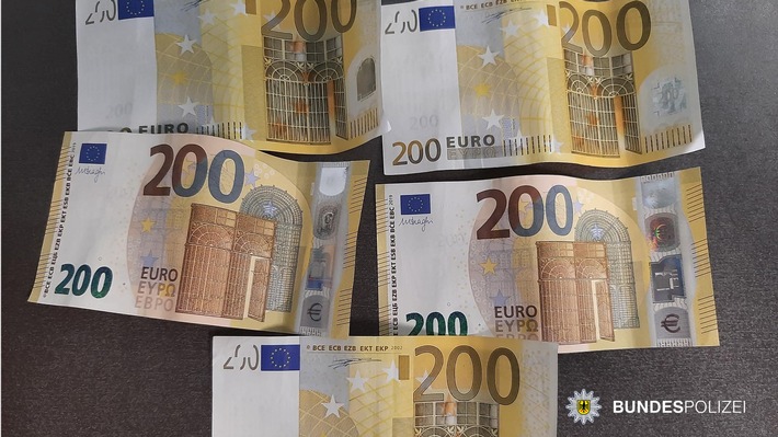 Bundespolizeidirektion München: Ehrlicher Finder bringt 1000 Euro zur Polizei / Eigentümerin schnell ermittelt