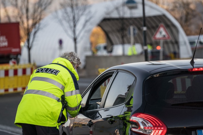 Bundespolizeidirektion München: Afghane und Syrer unter Schleusungsverdacht / Mutmaßlicher Schleuser missachtet Anhaltesignale