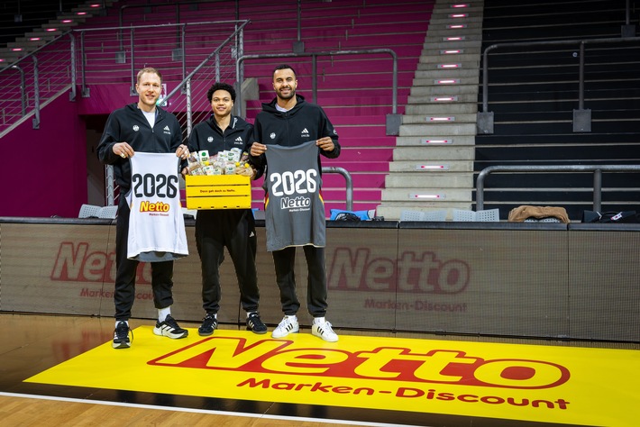 Gemeinsam für bewusste Ernährung: Netto steigt als offizieller Ernährungspartner bei den deutschen Basketball-Nationalmannschaften ein: (v.l.n.r.): Spieler Christian Sengfelder, Jack Kayil, Johannes Thiemann. / Weiterer Text über ots und www.presseportal.de/nr/72216 / Die Verwendung dieses Bildes für redaktionelle Zwecke ist unter Beachtung aller mitgeteilten Nutzungsbedingungen zulässig und dann auch honorarfrei. Veröffentlichung ausschließlich mit Bildrechte-Hinweis.