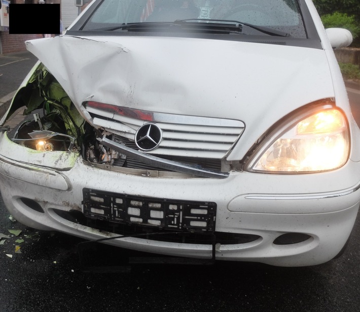 POL-DN: Autofahrerin prallt gegen geparkten Pkw - drei Personen leicht verletzt