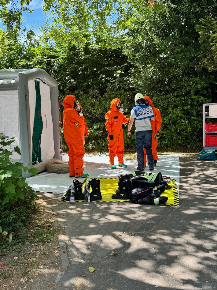 FW Dinslaken: Vollalarm für die Feuerwehr Dinslaken: Drei zeitgleiche Einsätze erfordern effizienten Kräfteeinsatz