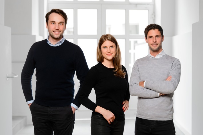 Heimkapital, die Immobilienplattform mit innovativen Finanzprodukten aus München, hat ihre Seed-Runde erfolgreich abgeschlossen und einen hohen sechsstelligen Betrag eingesammelt. Die Finanzierungsrunde wurde von einem ausgewählten Netzwerk mit Business Angels aus der Immobilien- und Finanzbranche getragen. Das erste Produkt von Heimkapital ist der Immobilien-Teilverkauf für die Generation 60+. Auf dem Bild ist das Gründer- und Management-Team von Heimkapital zu sehen (v.l.n.r.): Dimitrij Miller, Julia Schabert und Benedikt Wenninger. (c) Heimkapital GmbH / Weiterer Text über ots und www.presseportal.de/nr/143985 / Die Verwendung dieses Bildes ist für redaktionelle Zwecke honorarfrei. Veröffentlichung bitte unter Quellenangabe: "obs/Heimkapital GmbH/BLENDE11 FOTOGRAFEN"