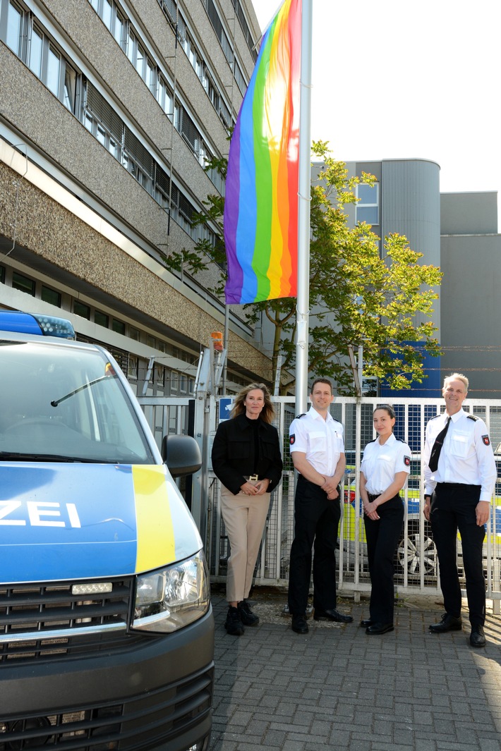 POL-CE: Regenbogenflagge am IDAHOBIT* 2025 vor Polizeiinspektion Celle gehisst