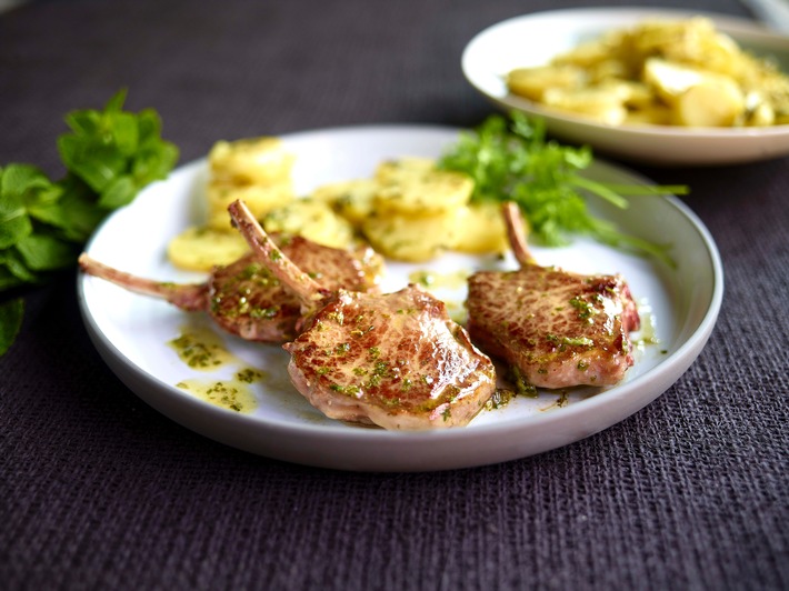 Passend zur Grillsaison: BBQ-Rezept mit Lammfleisch: Gegrillte Lammkoteletts mit Kräutern und Kartoffelsalat