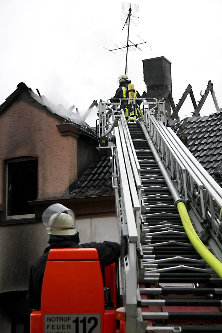FW-E: Dachstuhlbrand in Essen-Katernberg, Vater bringt Frau und fünf Kinder in Sicherheit