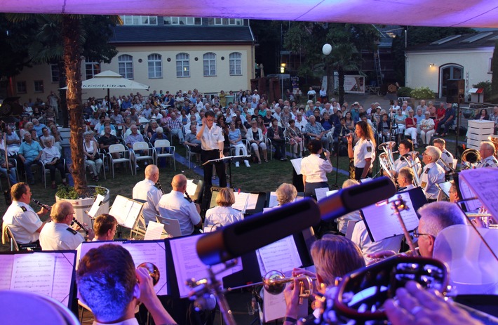 POL-KA: Abendkonzert unter freiem Himmel: Polizeimusikkorps Karlsruhe spielt am Donnerstagabend für die Majolika-Stiftung