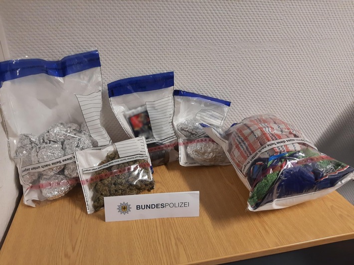 BPOL-BadBentheim: Herrenlose Einkaufstaschen mit Marihuana im Bahnhof gefunden