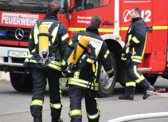 FW-BN: Balkonbrand in Bonn -Plittersdorf. Feuerwehr rettete Bewohner aus Wohnung.