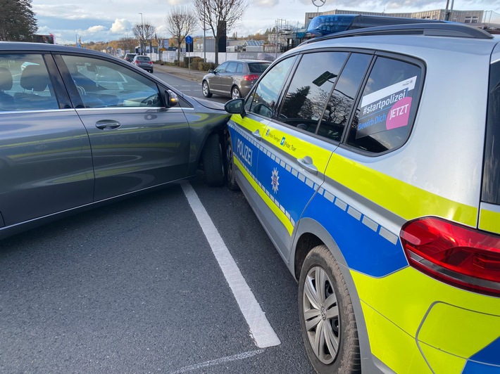 LPI-NDH: Verkehrsunfall mit Polizeiauto auf Einsatzfahrt