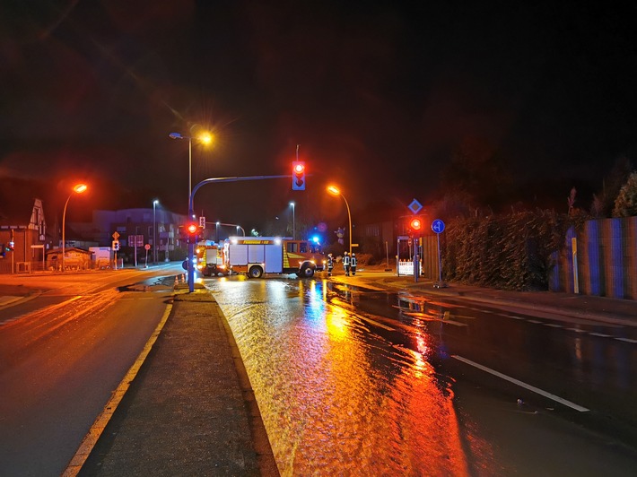 FW-WRN: TH_1 - LZ1 - Vermutlich Wasserrohrbruch, massiver Wasseraustritt aus der Straße, ganze Straße unter Wasser, Pol vor Ort