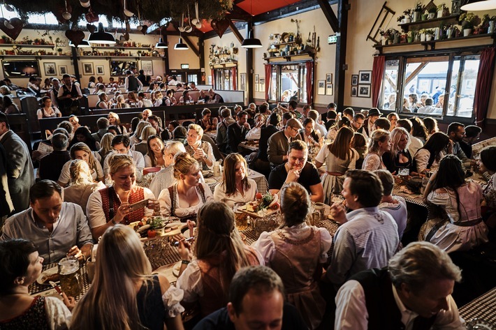 Wiesn-Stimmung im Festzelt der Münchner Knödelei. Weiterer Text über ots und www.presseportal.de/nr/105547 / Die Verwendung dieses Bildes ist für redaktionelle Zwecke honorarfrei. Veröffentlichung bitte unter Quellenangabe: "obs/Münchner Knödelei /braunphotography.de"