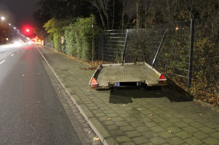 POL-HAM: Unbekannte Täter brechen Anhänger auf und begehen im Anschluss eine Verkehrsunfallflucht