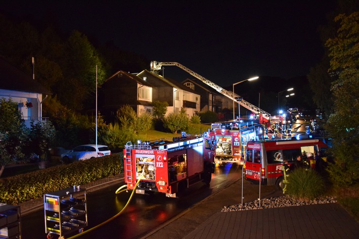 FW-OE: Gartenhüttenbrand greift auf Dachstuhl über - Ein Feuerwehrmann leicht verletzt