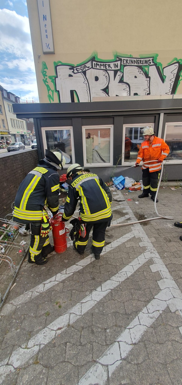 FW Celle: Person im Wasser und brennender Unrat