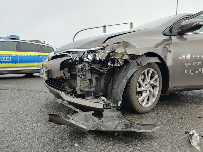 POL-STD: Zwei Autofahrerinnen bei Unfall auf der Bundesstraße 73 in Stade verletzt, Einbrecher entwenden Werkzeug in Gauensiekermoor