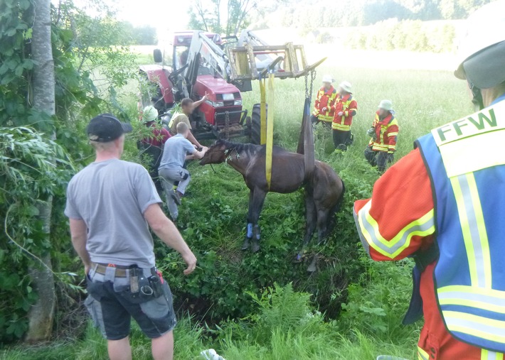 POL-FR: Bahlingen a.K.: Überflutete Tiefgarage in der Breisgaustraße / Sexau: Reiterin gestürzt - Pferd aus Graben gerettet