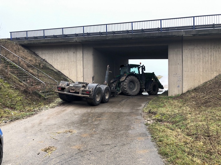 POL-PDWIL: Verkehrsunfall-Traktor prallt gegen Brückenbauwerk