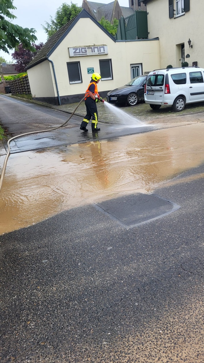 FW Bergheim: Abschlussmeldung: Mehrere Einsätze nach Starkregenereignis in Bergheim-Büsdorf Schlamm von zwei Feldern abgerutscht - Zahlreiche Keller unter Wasser - Stundenlanger Einsatz der Feuerwehr