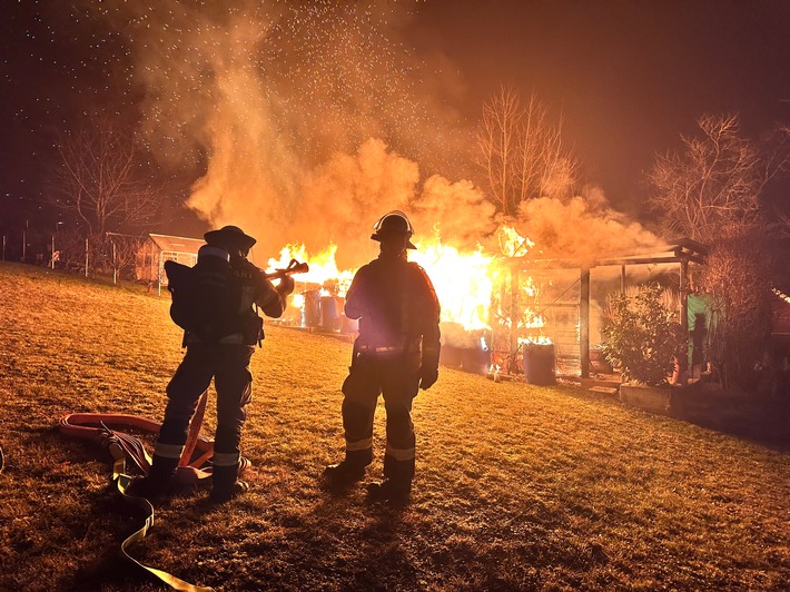 FW Stuttgart: Brand 2 - Gartenhausbrand