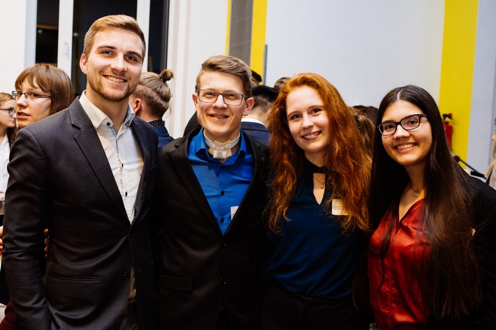 Ein Stipendium als sichere Stütze auch in Zeiten von Corona: Die Stiftung der Deutschen Wirtschaft bietet Stipendien für Studierende aller Fachrichtungen und Hochschulformen - Jetzt bewerben!