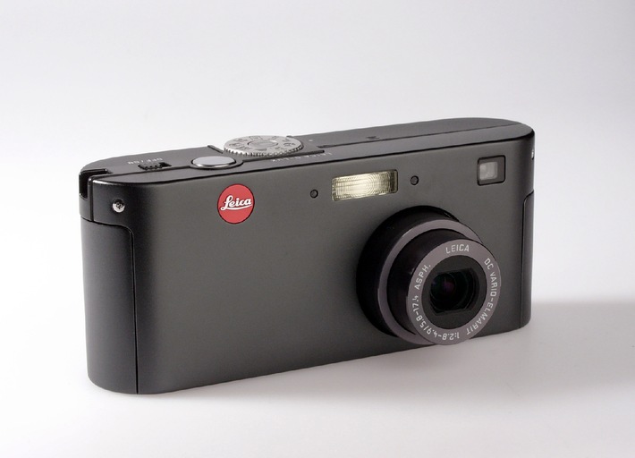 Leica Camera AG plant Versteigerung eines schwarzen Einzelexemplars der LEICA D-LUX im Internet / Versteigerungserlös kommt einer wohltätigen Organisation zugute