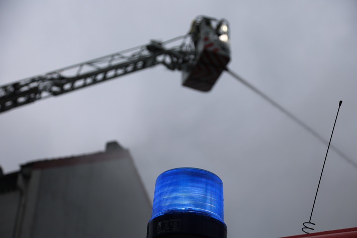 FW-E: Einsatzreiche Stunden - Feuerwehr Essen rückt in 18 Stunden zu 24 Brand- und technischen Hilfeleistungen aus - zwei Personen bei Küchenbrand leicht verletzt