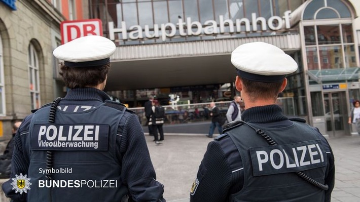 Bundespolizeidirektion München: Auf Polizeifahrzeug eingeschlagen - 50-Jähriger heute vor Haftrichter