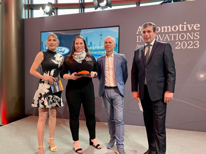 Ford erhält AutomotiveINNOVATIONS Award als "Innovationsstärkste Volumenmarke 2023" - V.l.n.r.: Anja Kohl (Moderatorin), Silke Seitz (Direktorin Digitale Produkte, Ford Europa), Prof. Dr. Stefan Bratzel (CAM), Felix Kuhnert (PwC). / Weiterer Text über ots und www.presseportal.de/nr/6955 / Die Verwendung dieses Bildes für redaktionelle Zwecke ist unter Beachtung aller mitgeteilten Nutzungsbedingungen zulässig und dann auch honorarfrei. Veröffentlichung ausschließlich mit Bildrechte-Hinweis.