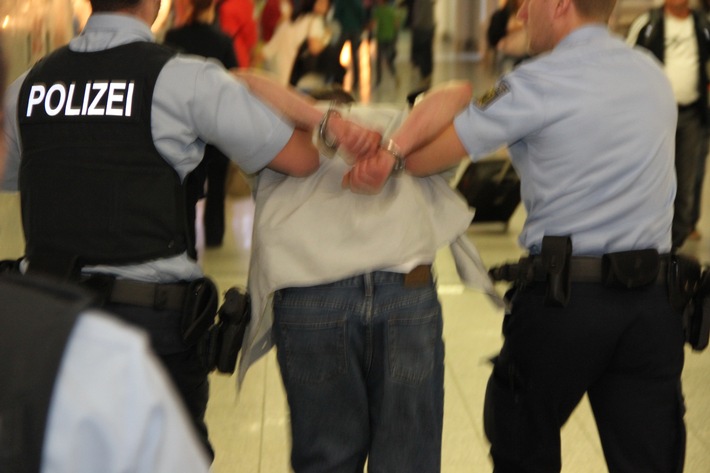 BPOLD FRA: Sexuelle Belästigung im ICE - Bundespolizei fasst flüchtenden Straftäter
