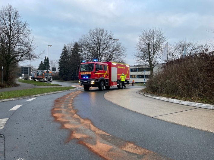 FW Lage: Kilometerlange Ölspur beschäftigt die Feuerwehr - 10.01.2022