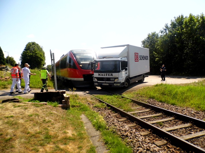 POL-PDKL: Verkehrsunfall ohne Verletzte zwischen Regionalbahn und Lkw (7,5 t.)