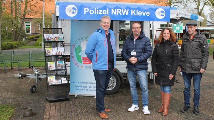 POL-KLE: Wachtendonk - Rundum gut informiert / Kriminalpolizei mit Infostand auf dem Wochenmarkt