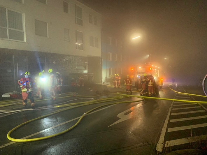 FW-Velbert: Kellerbrand sorgt für nächtlichen Sirenenalarm