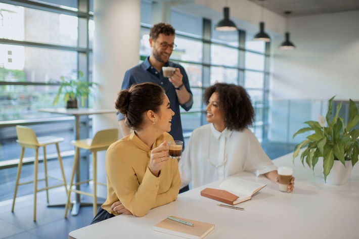 Gefahr für New Work Konzepte: Mitarbeiter wünschen sich Face-to-Face-Kommunikation, bekommen sie aber nicht / Studie von Nespresso Professional zeigt, wo es im modernen Büro hakt