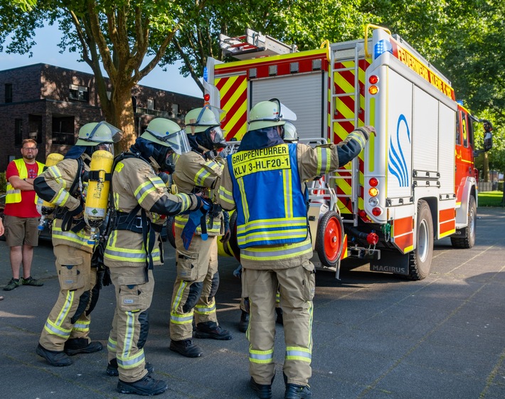 FW-KLE: Gemeinschaftsübung der Löschzüge Kellen und Nord-Ost am Finanzamt Kleve