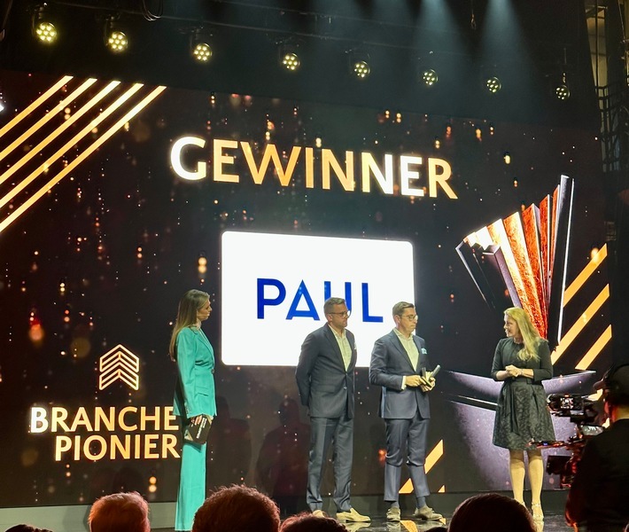Die Gründer der PAUL Tech AG Maiko Dufner und CEO Sascha Müller (v.l.n.r.) freuen sich über den Deutschen Immobilienpreis in der Kategorie Branchen Pionier. / Weiterer Text über ots und www.presseportal.de/nr/157425 / Die Verwendung dieses Bildes für redaktionelle Zwecke ist unter Beachtung aller mitgeteilten Nutzungsbedingungen zulässig und dann auch honorarfrei. Veröffentlichung ausschließlich mit Bildrechte-Hinweis.