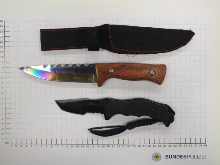 BPOL NRW: Eine Stunde, Zwei Messer - Bundespolizei stellt junge Männer mit gefährlichen Waffen