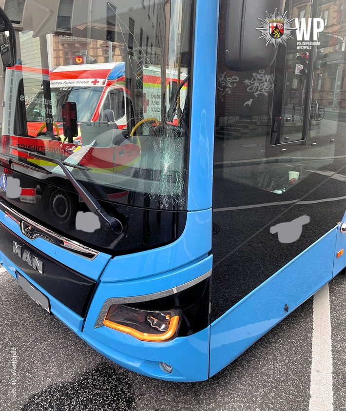 POL-PDKL: Fußgängerin von Bus erfasst