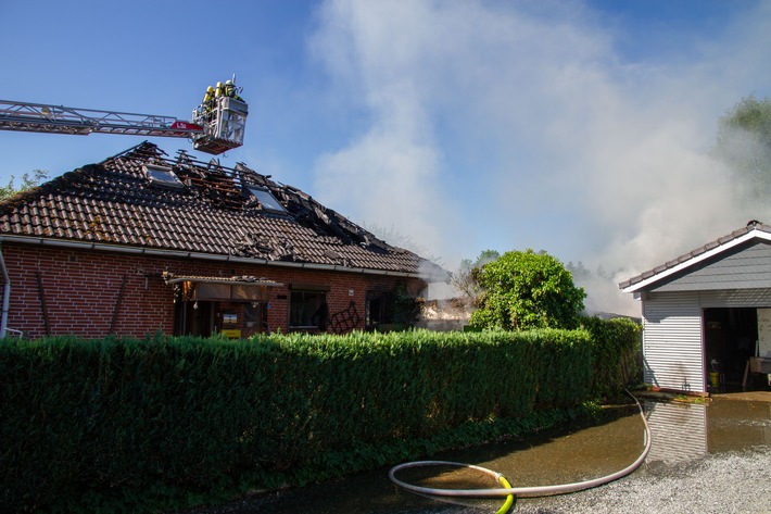 FW-PLÖ: Ein Feuer hat am Donnerstagvormittag ein Einfamilienhaus in Sellin (Kreis Plön) vernichtet.