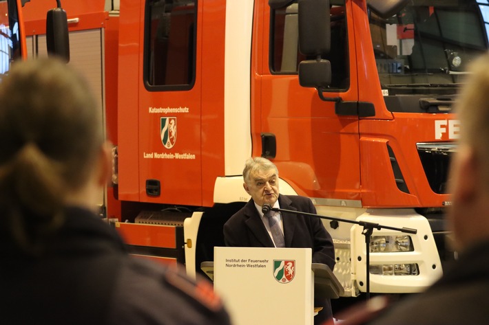 FW Institut NRW: Innenminister Herbert Reul übergibt vier Löschgruppenfahrzeuge für den Katastrophenschutz an vier Feuerwehren in NRW