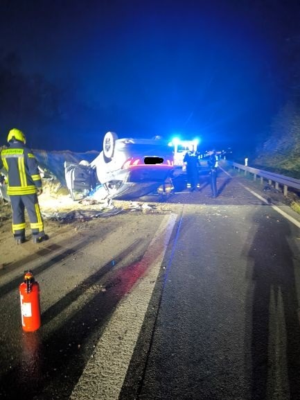 FW-OB: Verkehrsunfall auf der BAB 516 - PKW überschlägt sich