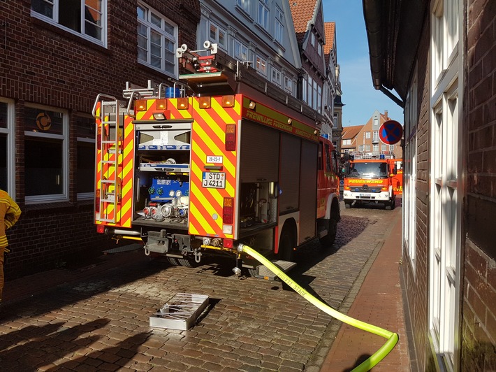 POL-STD: Wohnungsbrand in der Stader Altstadt - schnelles Eingreifen der Feuerwehr kann Ausbreitung verhindern