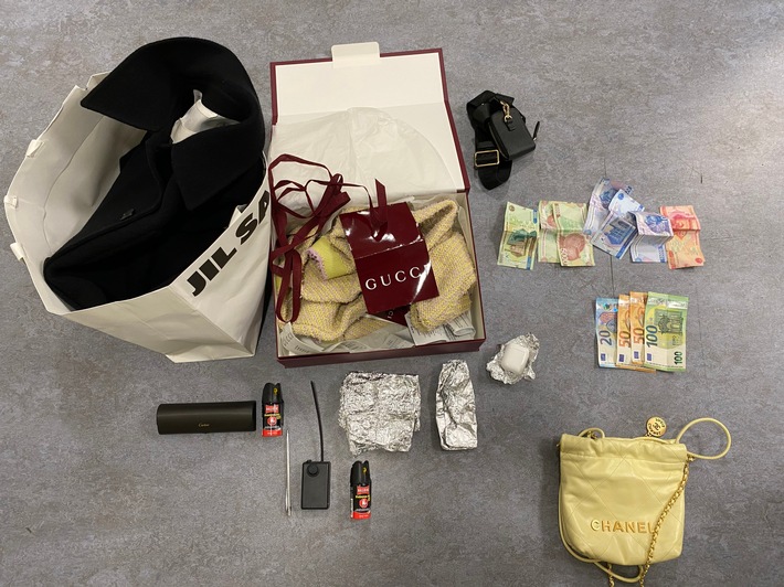 POL-D: Stadtmitte - Damenhandtasche aus Pkw gestohlen - Zivilfahnder nehmen zwei Männer fest - Weiteres Diebesgut in Hotel gefunden