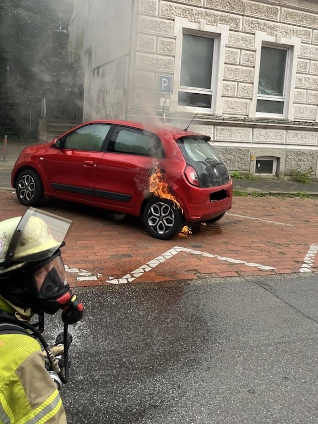 POL-STD: Stade: Fahrzeugbrand