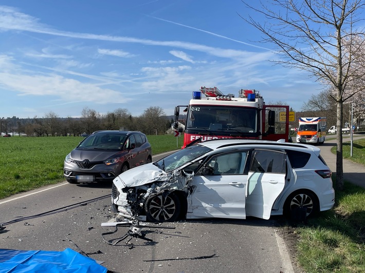 KFV Bodenseekreis: Verkehrsunfall: Feuerwehr befreit eingeklemmten Fahrer