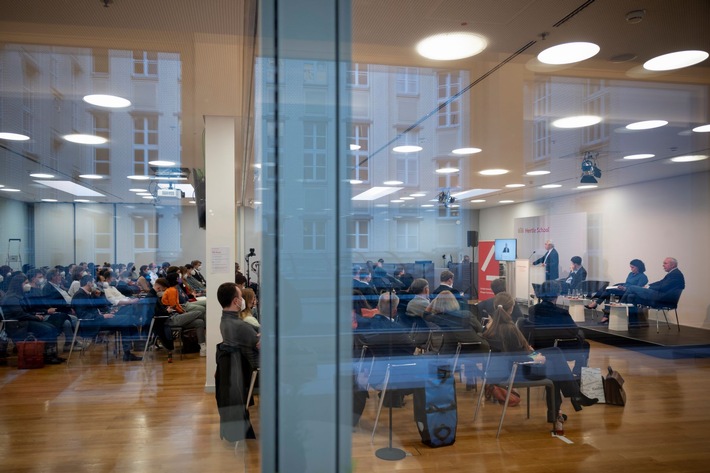 Hertie School eröffnet das Centre for Sustainability mit einer Debatte über Wege zur Emissionsneutralität