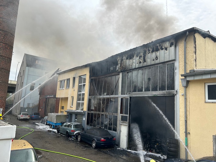 FW Ratingen: Großbrand in Ratinger Gewerbegebiet - Folgemeldung