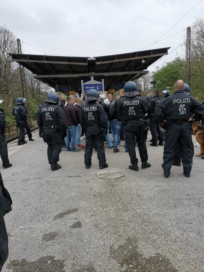 BPOL NRW: Anreise zu FC Schalke 04 - Eintracht Frankfurt - Bundespolizei nimmt 23 Personen in Gewahrsam - Unbekannte beschädigen und verunreinigen Zug